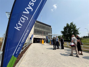 Je hotovo. Na kolik korun vyjde parkování v novém parkovacím domě v Třebíči?