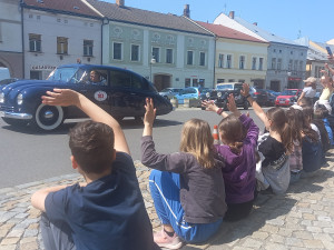 FOTO: Jihlavskem projel závod 1000 mil československých pro meziválečné vozy
