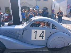 FOTO: Polnou projel závod 1000 mil Československých pro meziválečné vozy