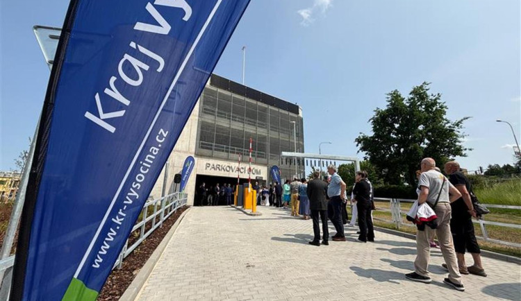 Je hotovo. Na kolik korun vyjde parkování v novém parkovacím domě v Třebíči?