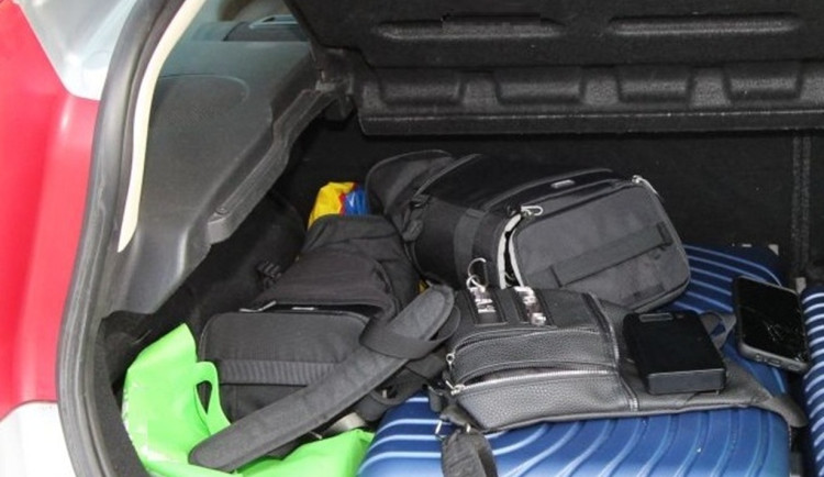 Cizinec ovládal dálkové zamykání cizích aut, policisté ho dopadli na Jihlavsku. Foto: Se svolením Policie ČR