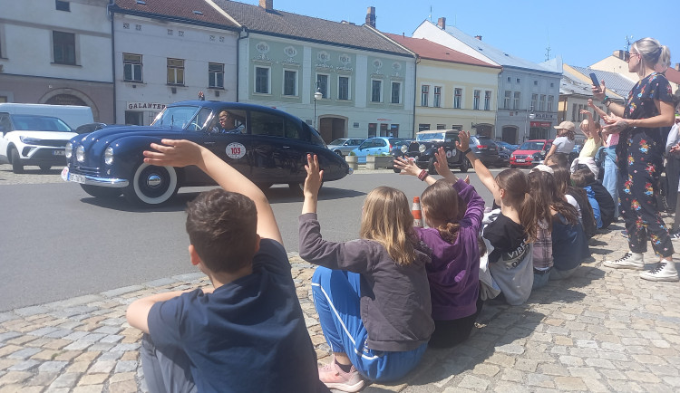 FOTO: Polnou projel závod 1000 mil Československých pro meziválečné vozy