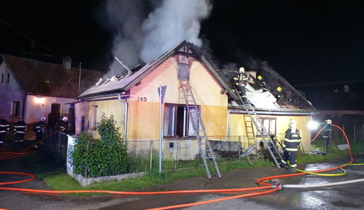 Na Jihlavsku hořel dům. Škoda se vyšplhala na 2,5 milionu korun