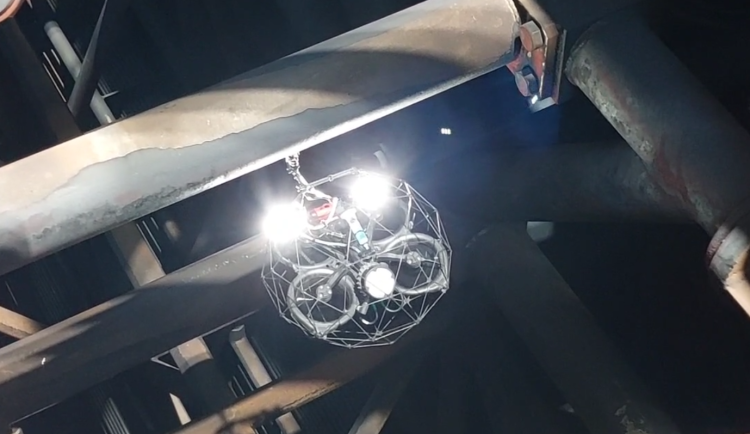 V Dukovanech kontrolovali energetici poprvé část parních turbín pomocí dronu