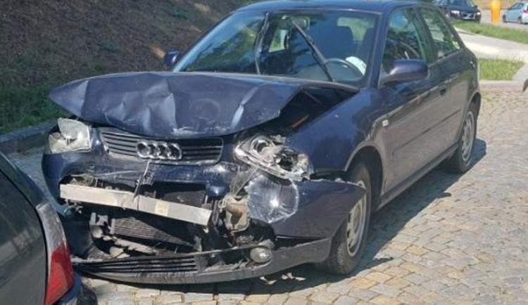 V centru Jihlavy bourala tři auta. Mladá řidička nabourala auto před sebou