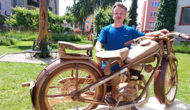 Pavel Svoboda z Horní Cerekve je rekordmanem. Vyrobil motorku ze 40 druhů dřeva