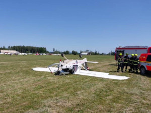 Pilot na Henčově havaroval, převrátilo se mu letadlo. Při nehodě se zranil