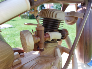 Pavel Svoboda z Horní Cerekve je rekordmanem. Vyrobil motorku ze 40 druhů dřeva