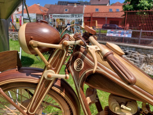 Pavel Svoboda z Horní Cerekve je rekordmanem. Vyrobil motorku ze 40 druhů dřeva