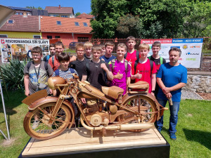 Pavel Svoboda z Horní Cerekve je rekordmanem. Vyrobil motorku ze 40 druhů dřeva