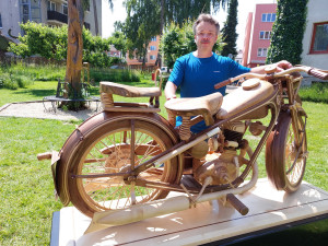 Pavel Svoboda z Horní Cerekve je rekordmanem. Vyrobil motorku ze 40 druhů dřeva
