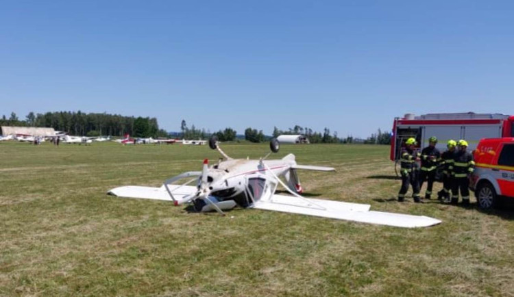Pilot na Henčově havaroval, převrátilo se mu letadlo. Při nehodě se zranil