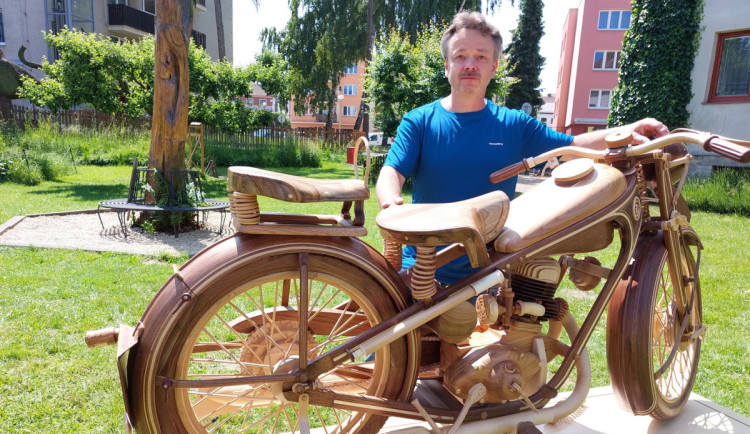 Pavel Svoboda z Horní Cerekve je rekordmanem. Vyrobil motorku ze 40 druhů dřeva