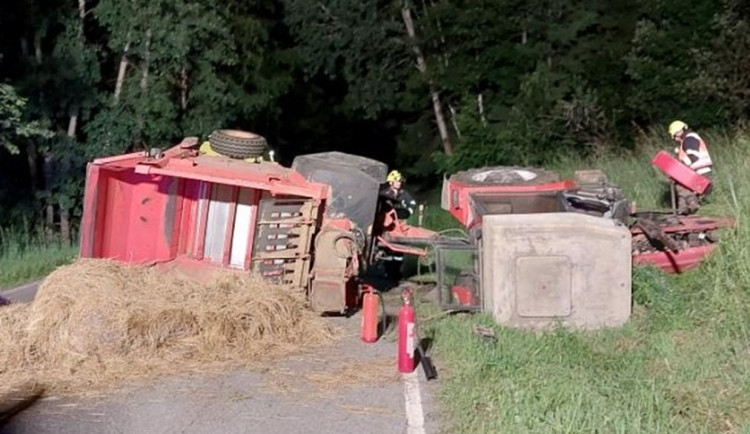Řidič, který vzal traktor a převrátil ho na bok, měl přes dvě a půl promile. Foto: Se svolením Policie ČR