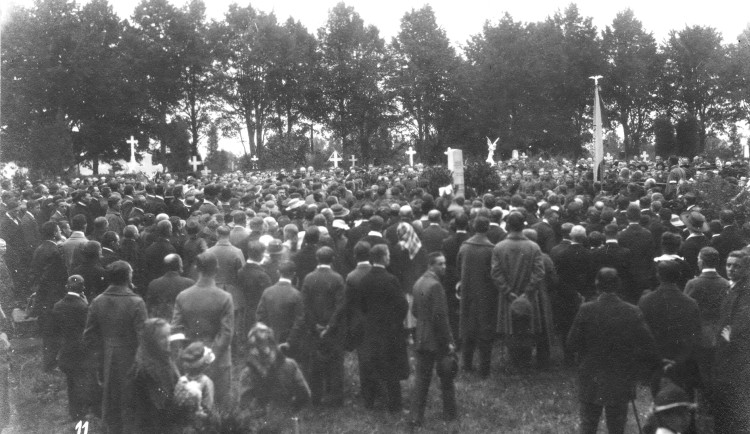 Pohřeb dvou Čechů, zastřelených Němci o nepokojích v červnu 1920. Na hlavní hřbitov se k rozloučení dostavili Jihlavané v hojném počtu. Foto: Poskytl Stanislav Jelínek
