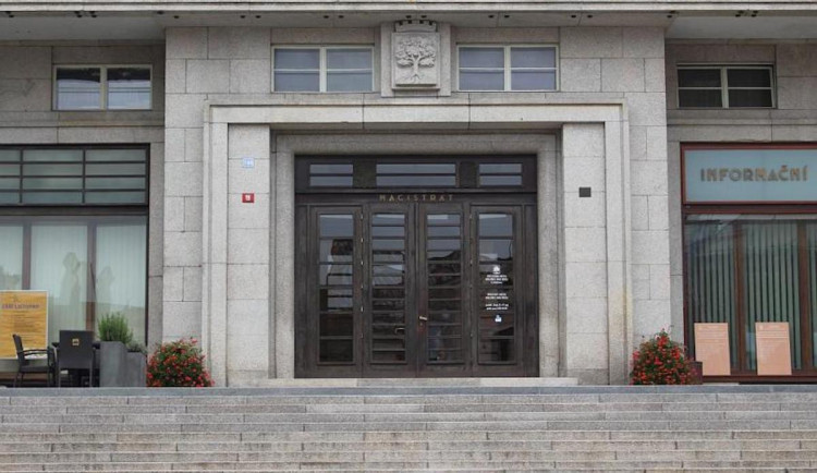 Jablonec obnoví novou radnici za necelých 26 milionů. Vrátí se Winterovy dveře