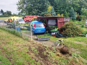 Řidička nedaleko Telče na moment usnula a narazila do dřevěného stánku