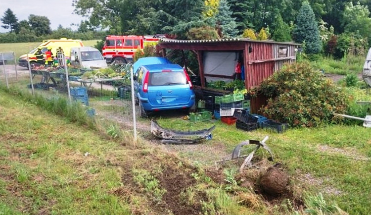 Řidička nedaleko Telče na moment usnula a narazila do dřevěného stánku 