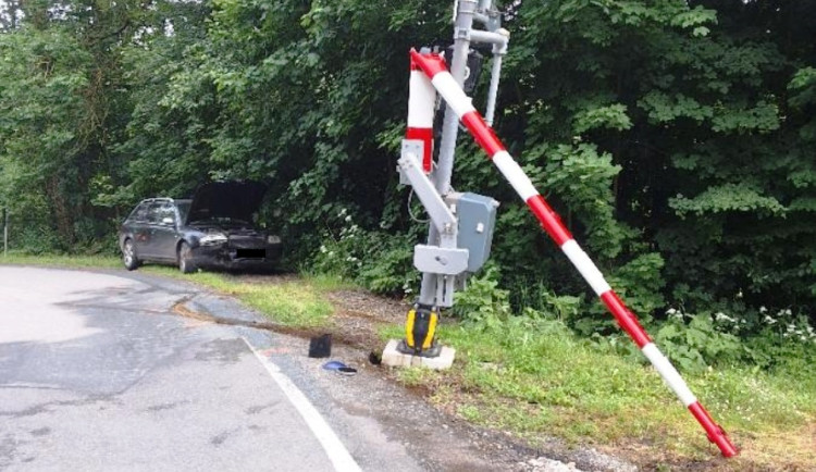 Řidič na přejezdu narazil do stojanu se závorou a odešel. Policie teď hledá svědky