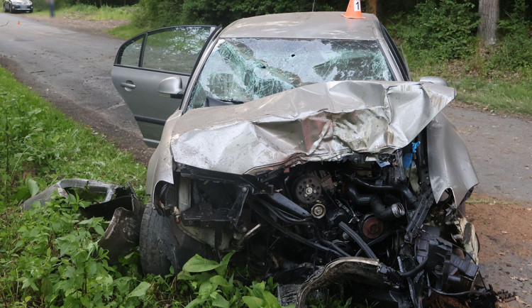 Bez pásu a pod vlivem. Pro zraněného řidiče letěl po nehodě na Olomoucku vrtulník