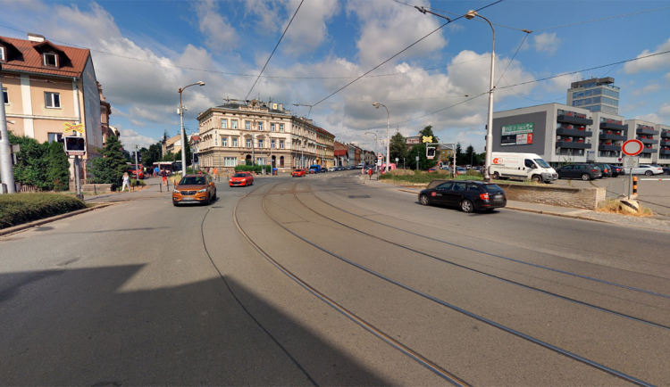 Uzavírka a dvojitá výluka. Prázdninová oprava v Olomouci přetne trasu tramvají, aut i vlaků