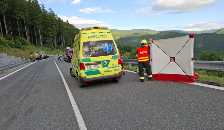 Smrtelná nehoda pod Červenohorským sedlem. O život přišel motorkář