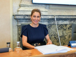 Ministryně Decroix stáhne magisterský titul ze všech dokumentů. Situace mě mrzí, říká