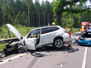 Na Pelhřimovsku bourala tři auta, stejný počet lidí skončil v péči lékařů