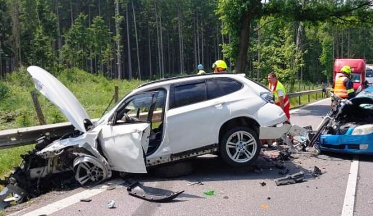 Na Pelhřimovsku bourala tři auta, stejný počet lidí skončil v péči lékařů