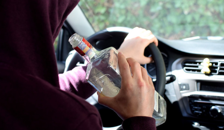 Řidič kamionu vypil láhev vodky a tři piva. Měl dvě promile, přesto jel po dálnici