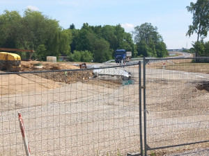 FOTO: Přeložka silnice mezi Jihlavskou a Brněnskou ulicí ve Žďáru je téměř hotová