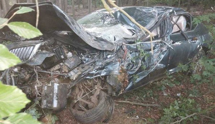 Řidička dostala smyk a narazila do stromu, auto se po nehodě převrátilo na bok. Foto: Se svolením Policie ČR