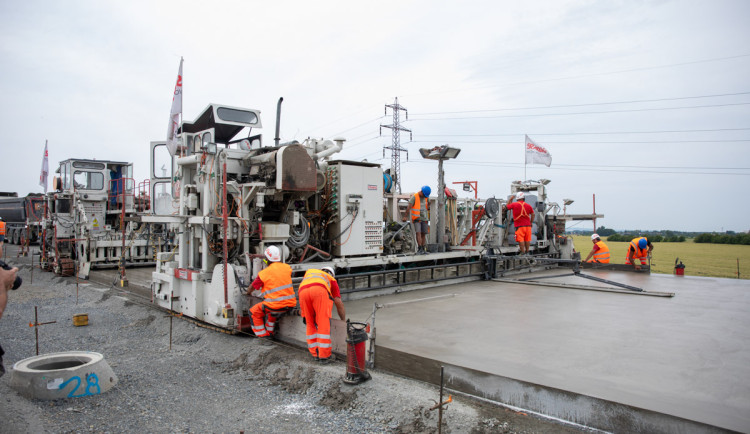 FOTO: Až půl kilometru za den. Betonáž vytouženého úseku D1 u Přerova jede naplno