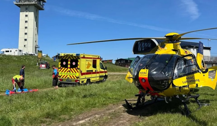 Biker na Klínovci nezvládl jízdu, zachraňovali ho čeští i němečtí záchranáři