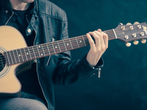 Rockový Březfest terorizoval randálem sídliště, říká jeden z obyvatel