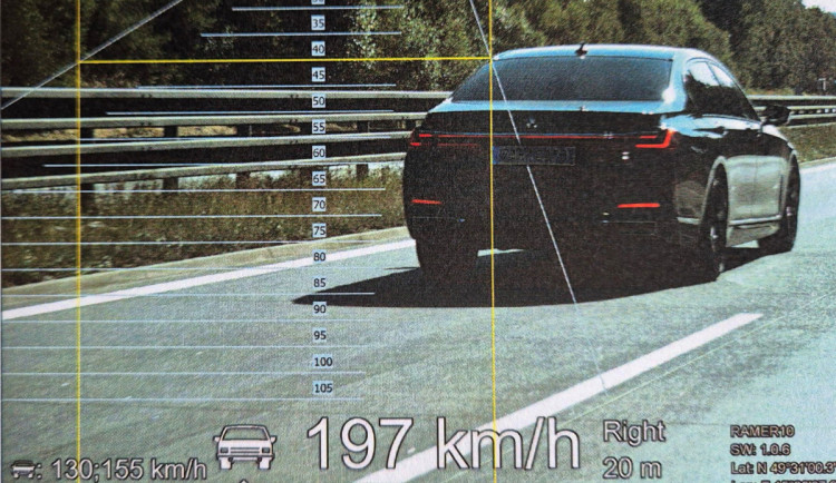 Řidič jel po dálnicí téměř dvoustovkou, policisté mu na místě vzali papíry. Foto: Se svolením Policie ČR