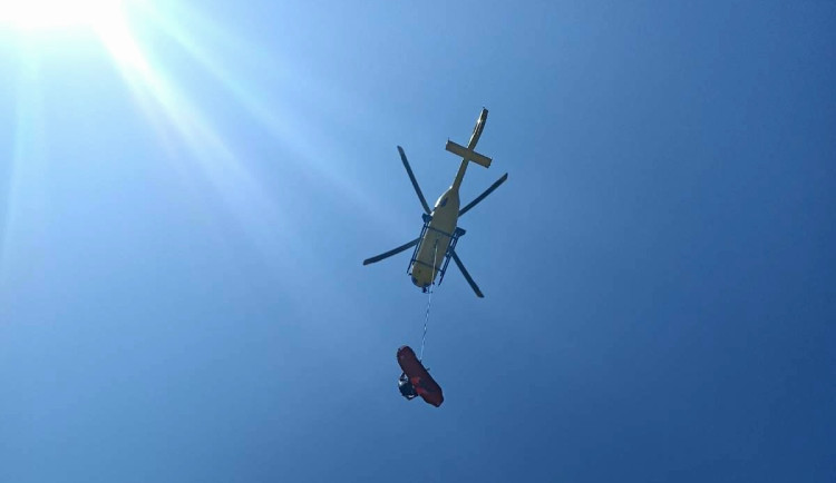 Za mužem s cévní mozkovou příhodou museli záchranáři slanit z vrtulníku