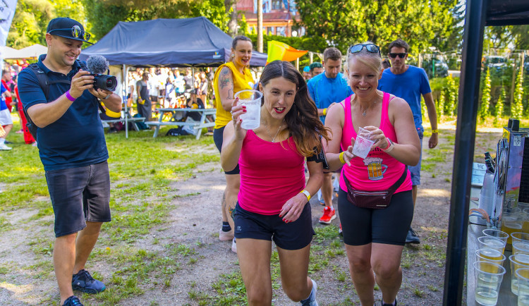 Pivní běh kolem přehrady. Vítězové zvládli tři a půl kilometru a šest malých piv za čtrnáct minut