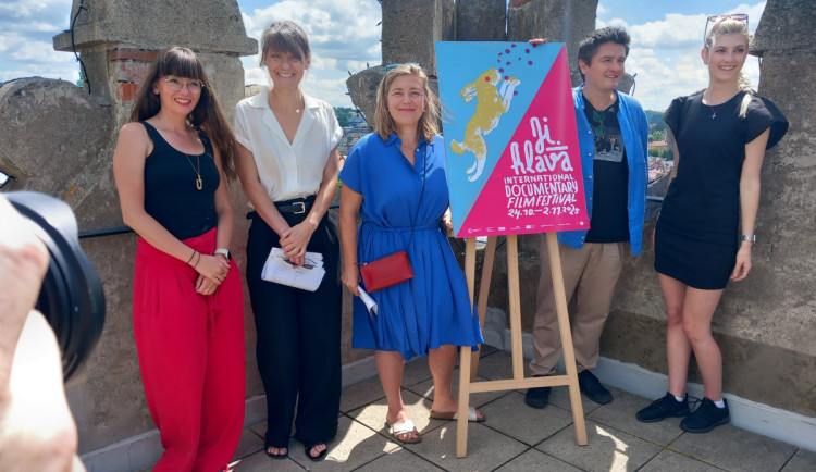 Zajíc běží vzhůru. Dokumentární Ji.hlava dnes představila letošní vizuál.