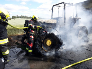Traktor v plamenech. Do Habrů vyjely čtyři jednotky, škoda je 750 tisíc korun
