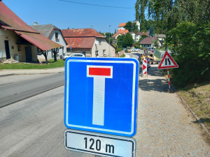 Opravu frekventované ulice v Polné krajští cestáři reklamovali, už je průjezdná