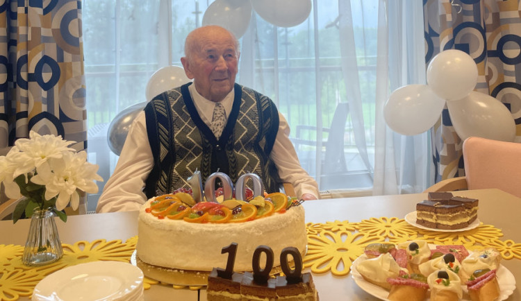 Mám rád žemlovku, krupicovou kaši a slivovici, usmívá se stoletý Antonín Pecha