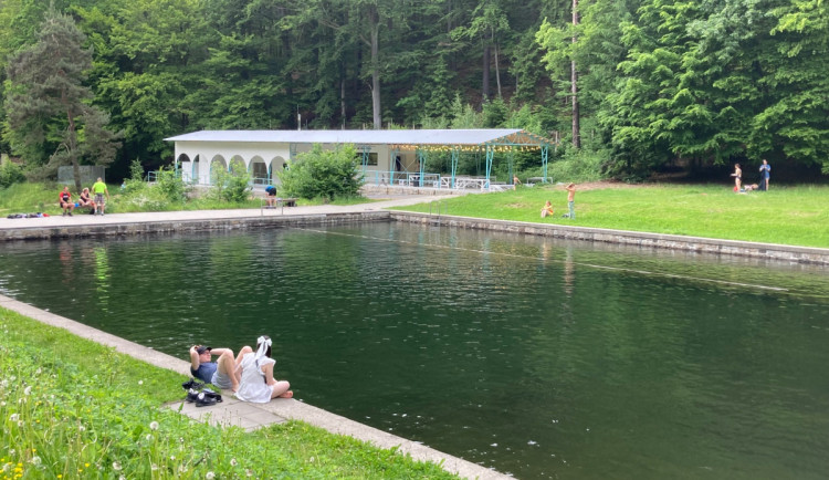 Budova zázemí na Lesáku získala kolaudaci. Nabídne záchody, občerstvení i saunu