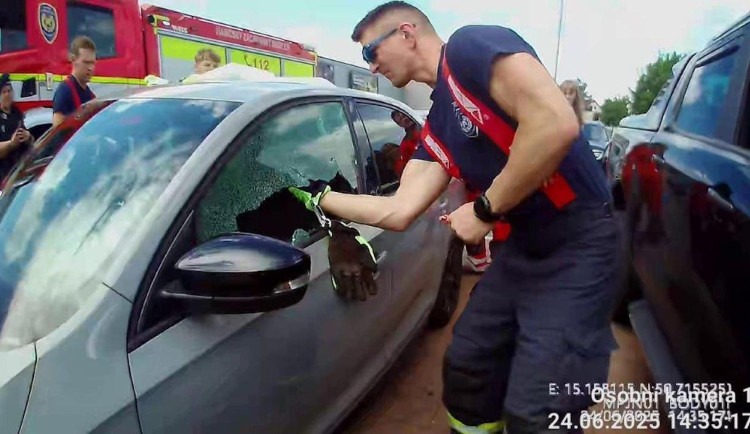 Drama na parkovišti u Kauflandu. V zamčeném autě zůstalo miminko