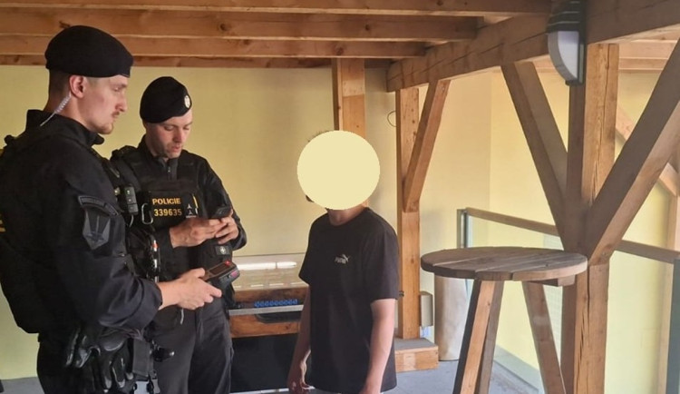 Policisté kontrolovali restaurace, bary a kluby. Tři z osmi prodali alkohol mladým