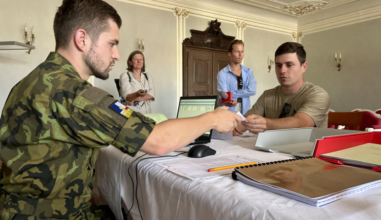 VIDEO: Schopen, odveden! Armáda v Jihlavě dnes ukázala, jak probíhá odvod branců
