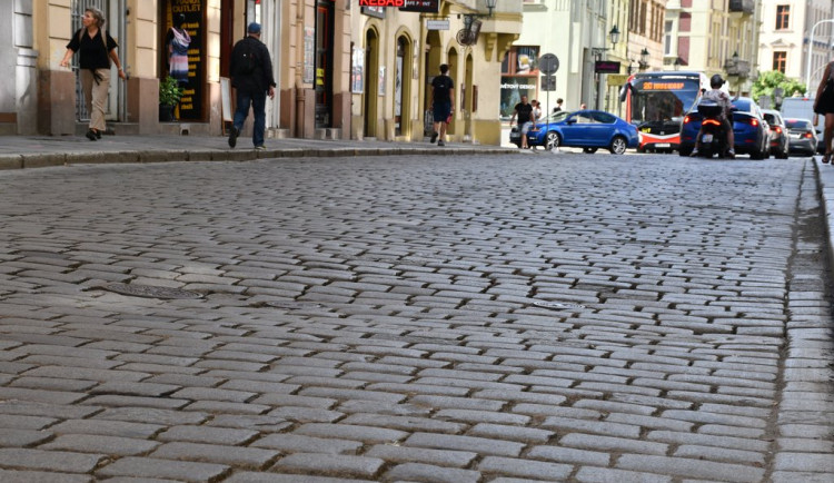 Rooseveltova ulice dostane novou dlažbu, během oprav se pro auta uzavře