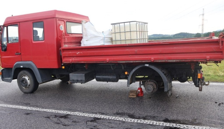 Náklaďáku se za jízdy uvolnila dvě kola. Zasáhla dvě projíždějící auta