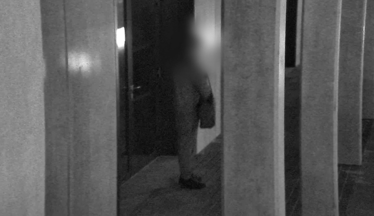 VIDEO: Muž v Brně se vloupal do ještě neotevřené kavárny. Tvrdil, že bylo otevřeno