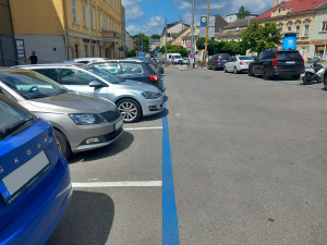 Parkování v Jihlavě XI: Před Dělnickým domem se smí stát dvacet minut zdarma